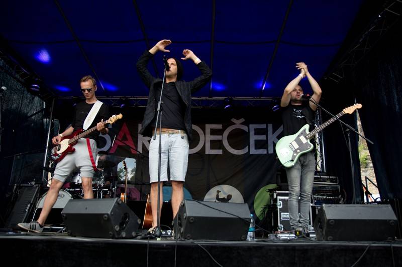 Okoř se šťávou (I.): Odpoledne diváky rozezpívali Rybičky 48, Wohnout nebo Sebastian