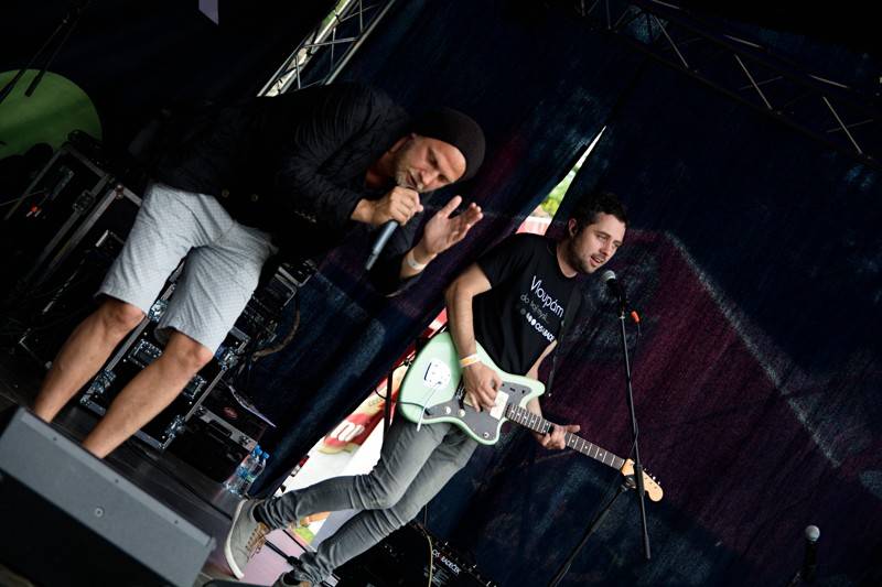 Okoř se šťávou (I.): Odpoledne diváky rozezpívali Rybičky 48, Wohnout nebo Sebastian