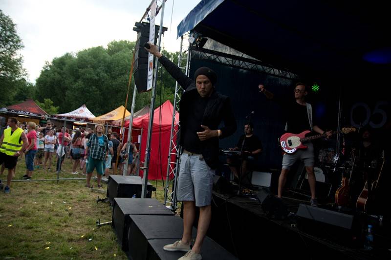 Okoř se šťávou (I.): Odpoledne diváky rozezpívali Rybičky 48, Wohnout nebo Sebastian