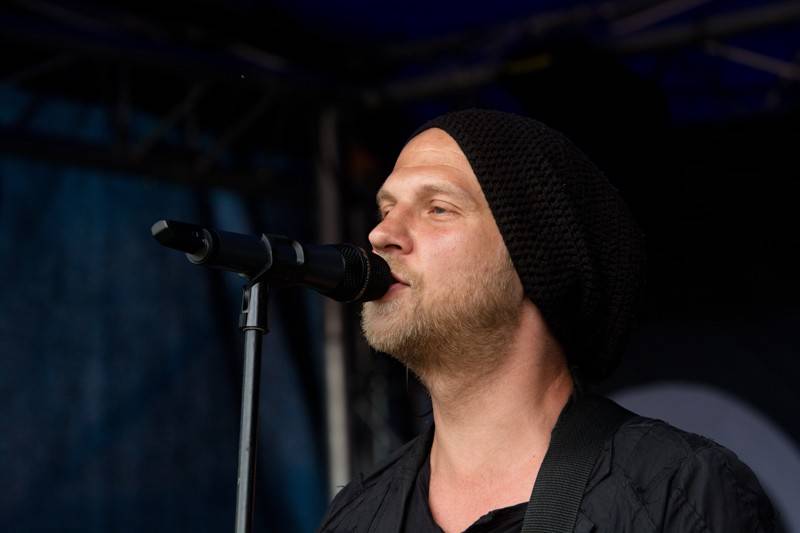 Okoř se šťávou (I.): Odpoledne diváky rozezpívali Rybičky 48, Wohnout nebo Sebastian