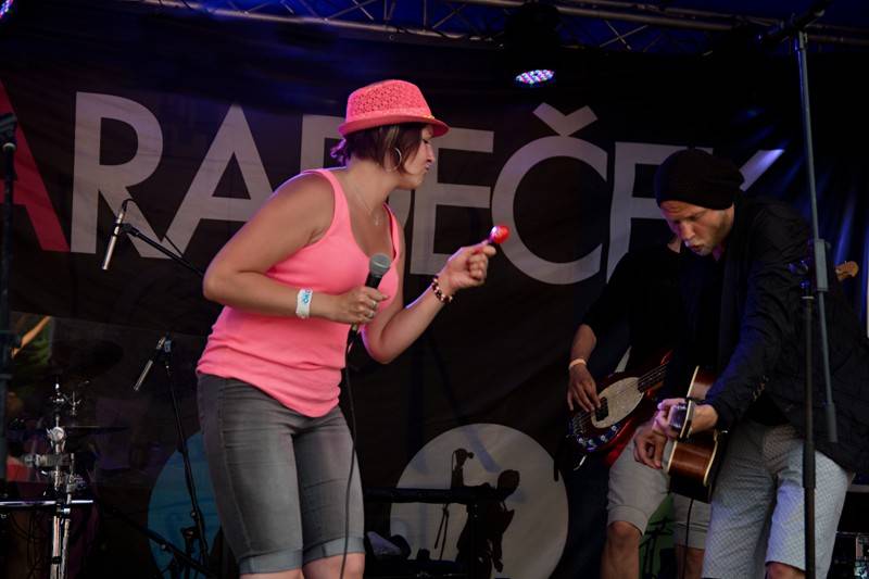 Okoř se šťávou (I.): Odpoledne diváky rozezpívali Rybičky 48, Wohnout nebo Sebastian