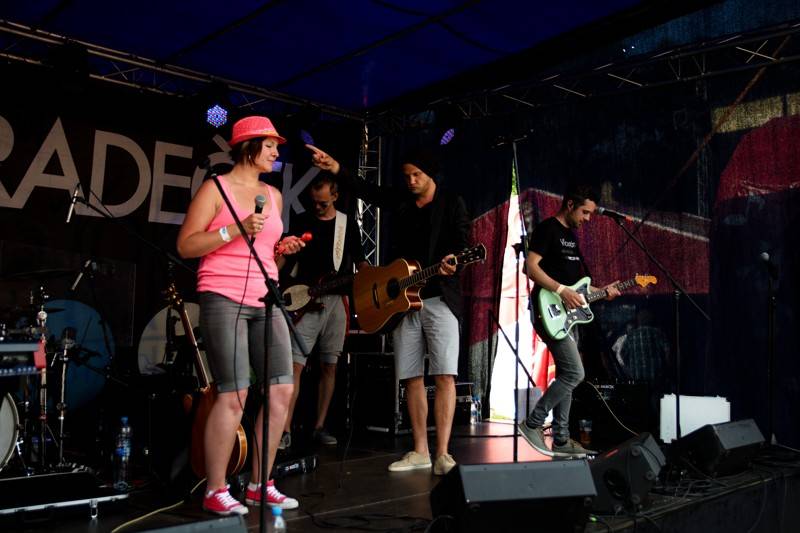 Okoř se šťávou (I.): Odpoledne diváky rozezpívali Rybičky 48, Wohnout nebo Sebastian