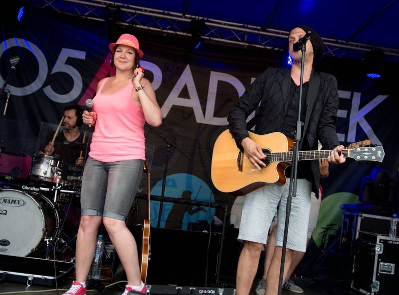 Okoř se šťávou (I.): Odpoledne diváky rozezpívali Rybičky 48, Wohnout nebo Sebastian