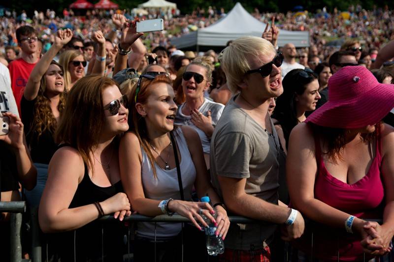 Okoř se šťávou (I.): Odpoledne diváky rozezpívali Rybičky 48, Wohnout nebo Sebastian