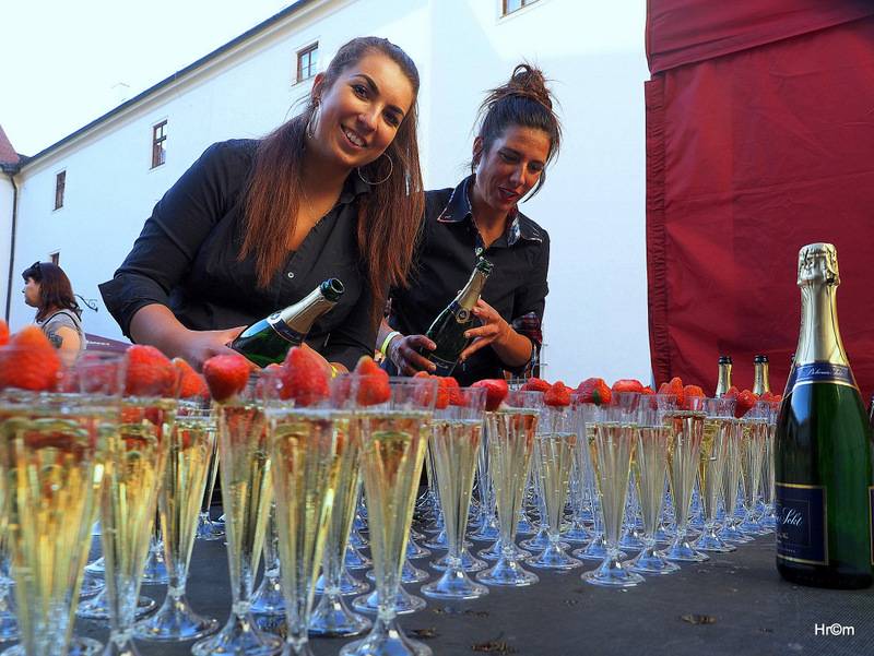 Jelen na Špilberku: S kapelou zpívaly na nádvoří hradu dva tisíce lidí