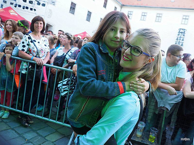 Jelen na Špilberku: S kapelou zpívaly na nádvoří hradu dva tisíce lidí