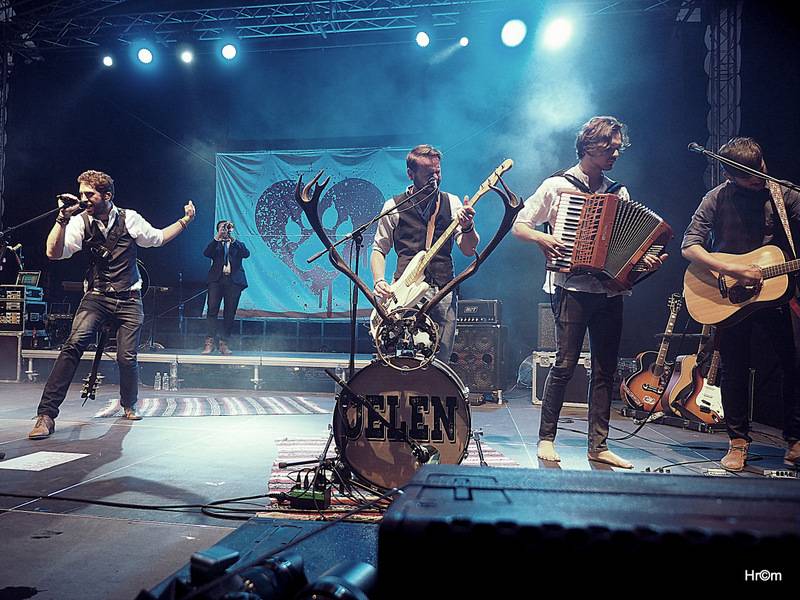 Jelen na Špilberku: S kapelou zpívaly na nádvoří hradu dva tisíce lidí