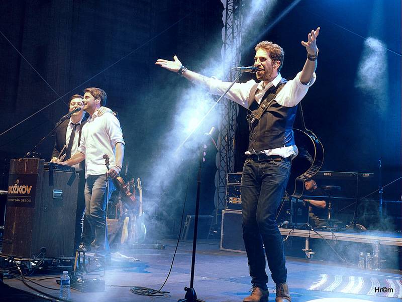 Jelen na Špilberku: S kapelou zpívaly na nádvoří hradu dva tisíce lidí