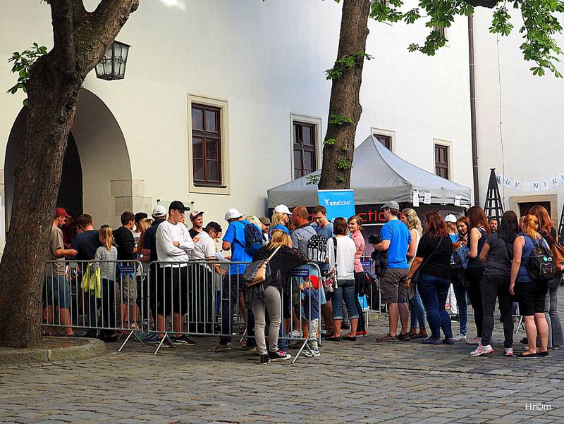Jelen na Špilberku: S kapelou zpívaly na nádvoří hradu dva tisíce lidí