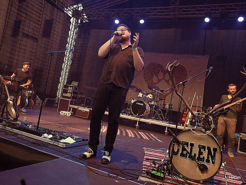 Jelen na Špilberku: S kapelou zpívaly na nádvoří hradu dva tisíce lidí