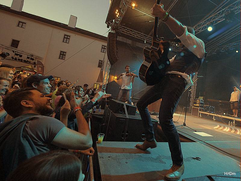 Jelen na Špilberku: S kapelou zpívaly na nádvoří hradu dva tisíce lidí