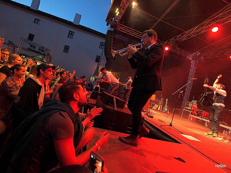 Jelen na Špilberku: S kapelou zpívaly na nádvoří hradu dva tisíce lidí