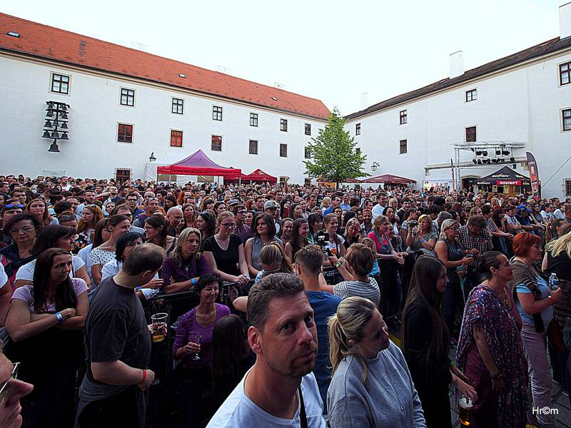 Jelen na Špilberku: S kapelou zpívaly na nádvoří hradu dva tisíce lidí