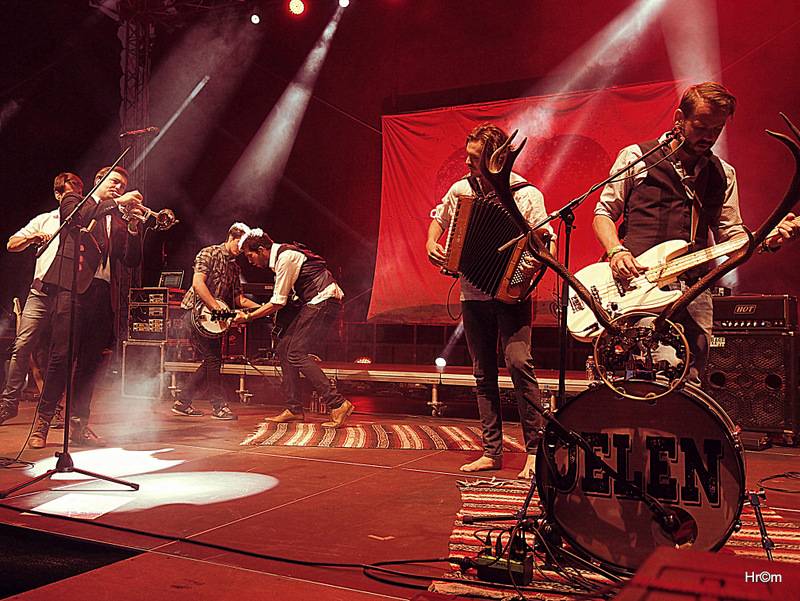 Jelen na Špilberku: S kapelou zpívaly na nádvoří hradu dva tisíce lidí