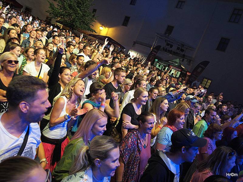 Jelen na Špilberku: S kapelou zpívaly na nádvoří hradu dva tisíce lidí