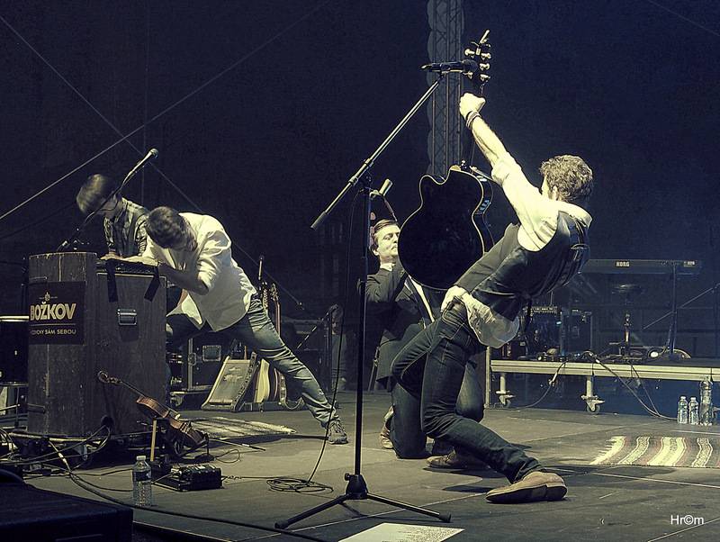 Jelen na Špilberku: S kapelou zpívaly na nádvoří hradu dva tisíce lidí