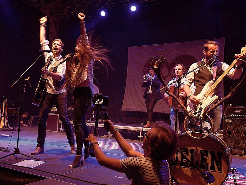 Jelen na Špilberku: S kapelou zpívaly na nádvoří hradu dva tisíce lidí