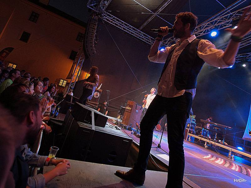 Jelen na Špilberku: S kapelou zpívaly na nádvoří hradu dva tisíce lidí