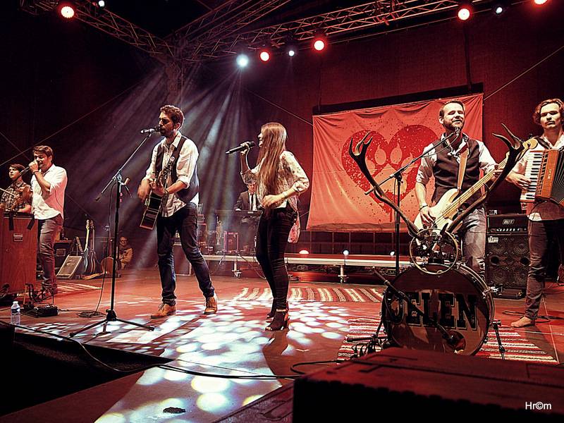 Jelen na Špilberku: S kapelou zpívaly na nádvoří hradu dva tisíce lidí