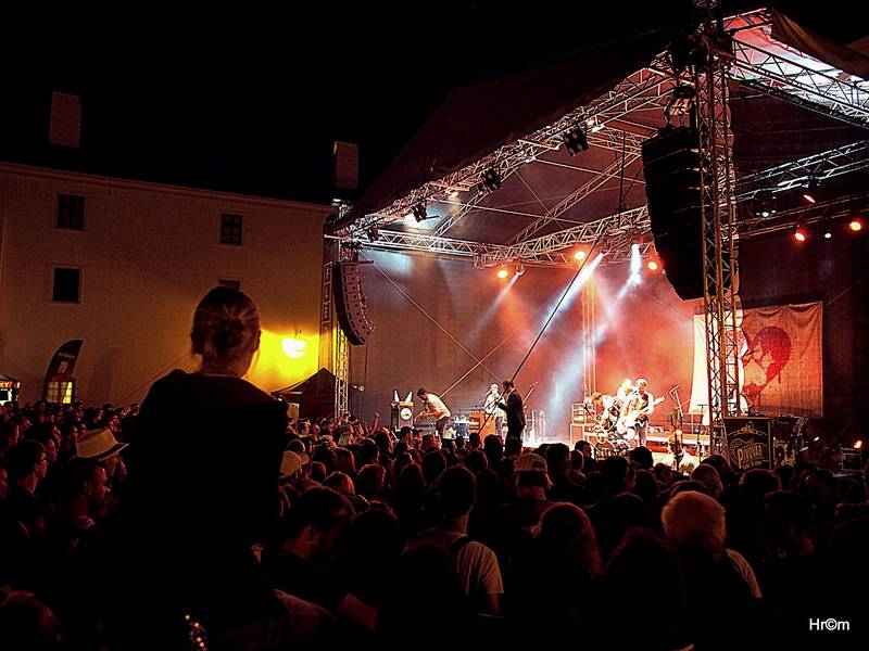 Jelen na Špilberku: S kapelou zpívaly na nádvoří hradu dva tisíce lidí