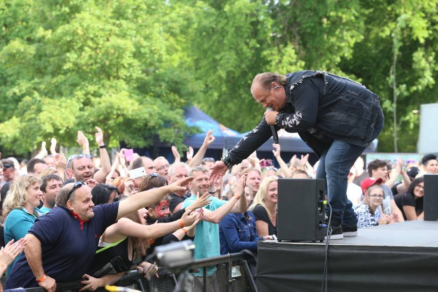 Na slavkovském Topfestu zahráli angličtí The Rubettes, Marta Jandová vystoupila i se zlomenou nohou