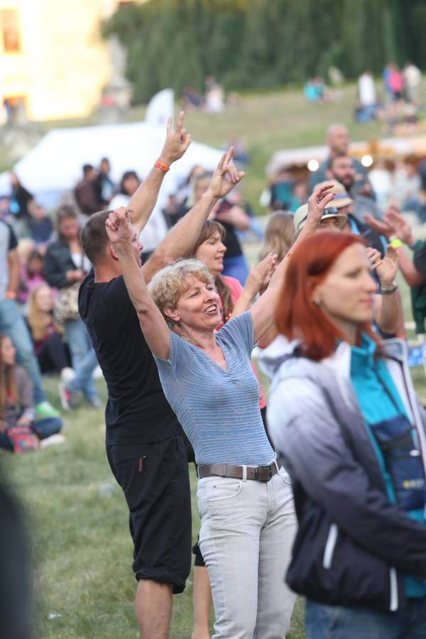 Na slavkovském Topfestu zahráli angličtí The Rubettes, Marta Jandová vystoupila i se zlomenou nohou