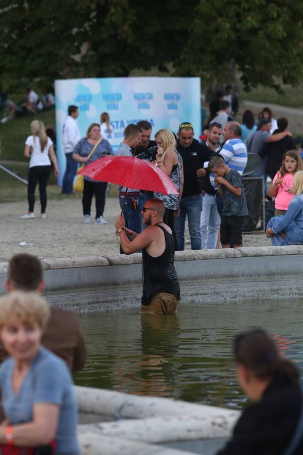 Na slavkovském Topfestu zahráli angličtí The Rubettes, Marta Jandová vystoupila i se zlomenou nohou