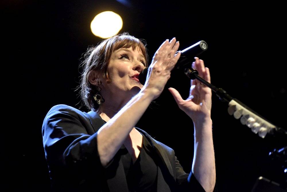 Suzanne Vega druhým objektivem: Vypravěčka z newyorských ulic rozezpívala Prahu