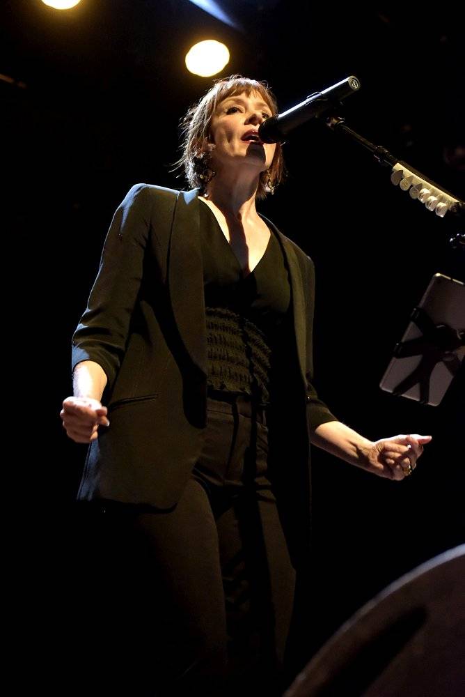Suzanne Vega druhým objektivem: Vypravěčka z newyorských ulic rozezpívala Prahu