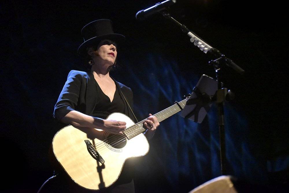 Suzanne Vega druhým objektivem: Vypravěčka z newyorských ulic rozezpívala Prahu