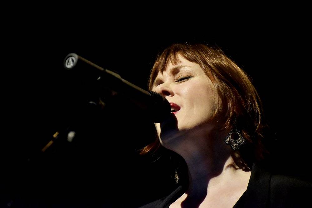 Suzanne Vega druhým objektivem: Vypravěčka z newyorských ulic rozezpívala Prahu