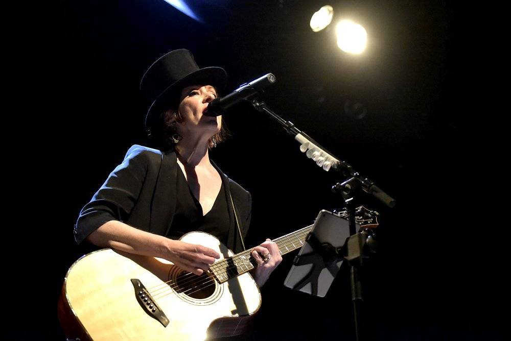 Suzanne Vega druhým objektivem: Vypravěčka z newyorských ulic rozezpívala Prahu