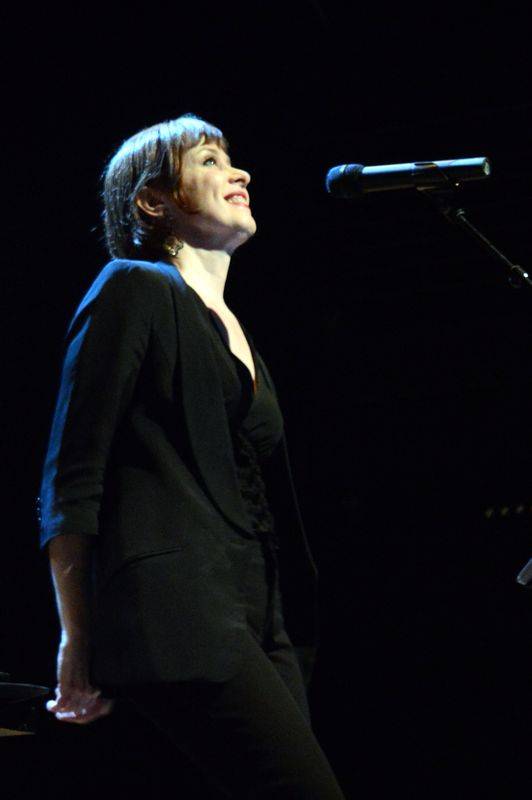 Suzanne Vega očarovala pražskou Archu jen hlasem a dvěma kytarami