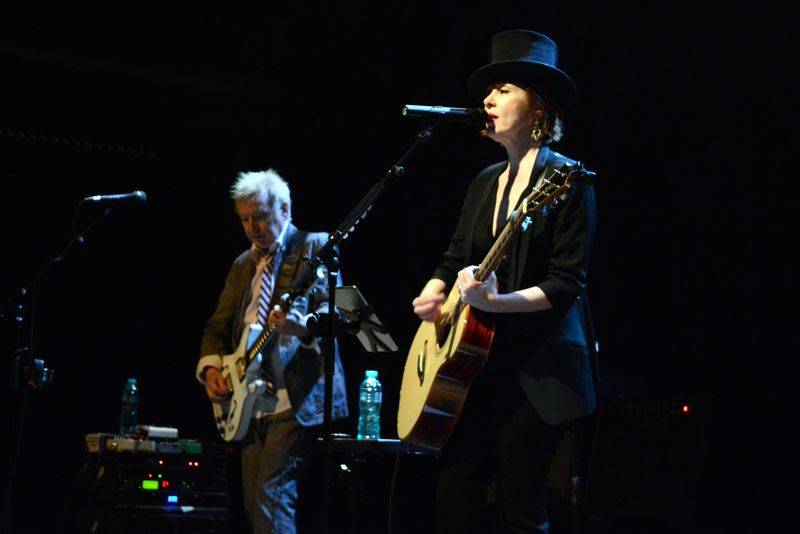 Suzanne Vega očarovala pražskou Archu jen hlasem a dvěma kytarami