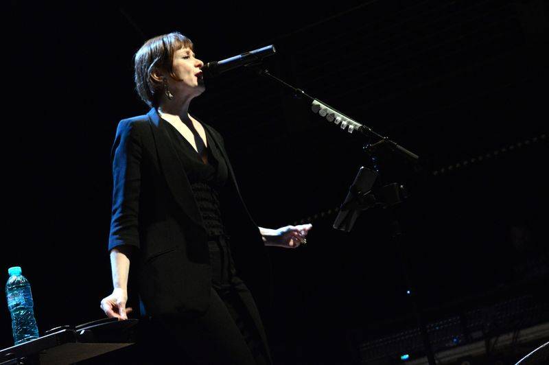 Suzanne Vega očarovala pražskou Archu jen hlasem a dvěma kytarami