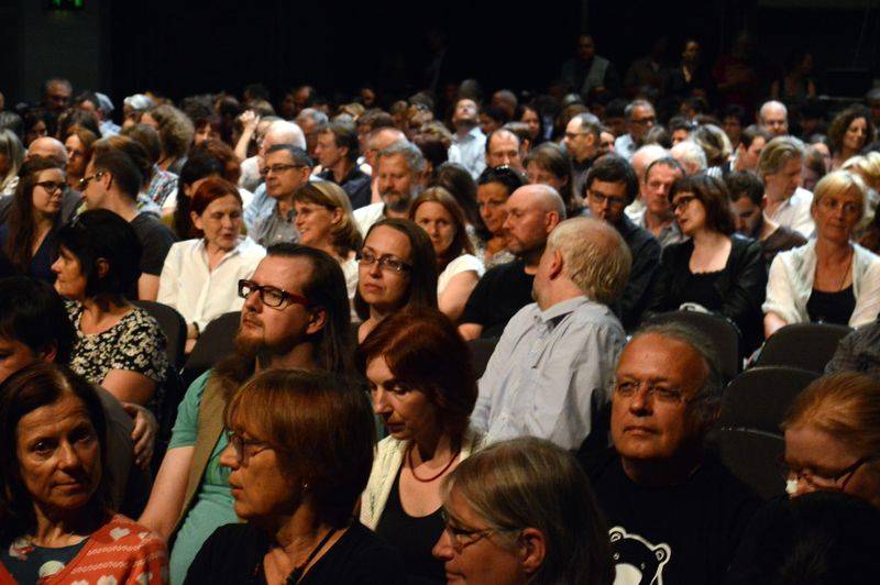 Suzanne Vega očarovala pražskou Archu jen hlasem a dvěma kytarami