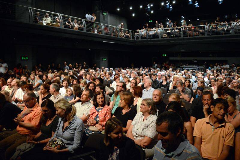 Suzanne Vega očarovala pražskou Archu jen hlasem a dvěma kytarami