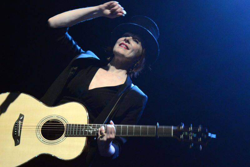 Suzanne Vega očarovala pražskou Archu jen hlasem a dvěma kytarami