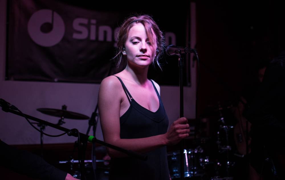 David Stypka zazpíval v pražské Aloze písně o strachu, Debbi zahrála poprvé s novou kapelou