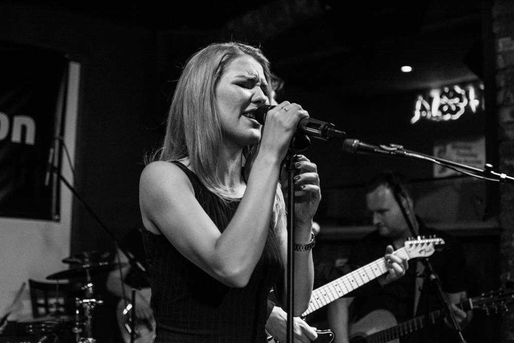 David Stypka zazpíval v pražské Aloze písně o strachu, Debbi zahrála poprvé s novou kapelou