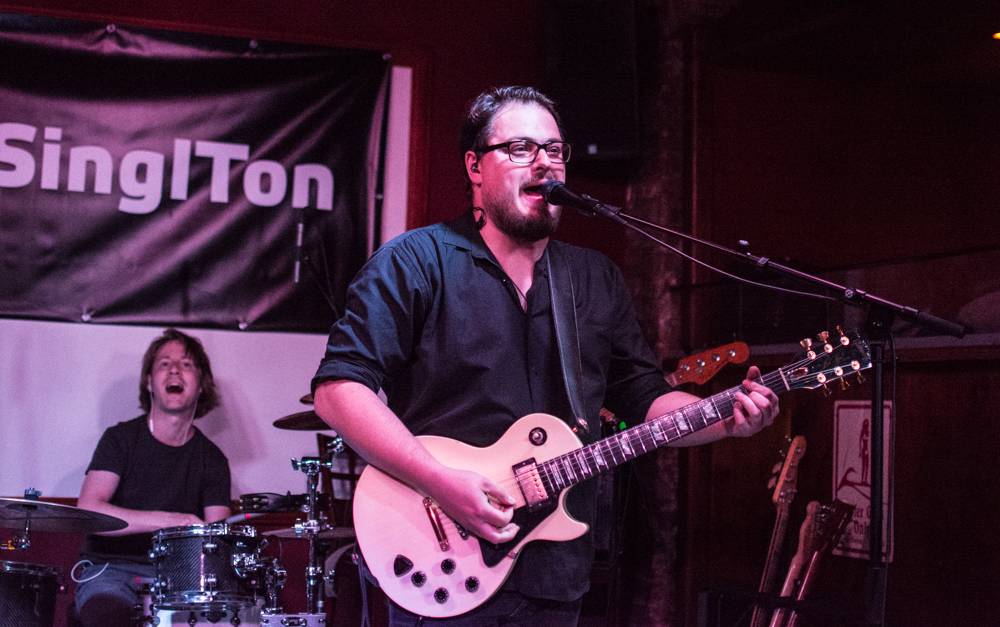 David Stypka zazpíval v pražské Aloze písně o strachu, Debbi zahrála poprvé s novou kapelou