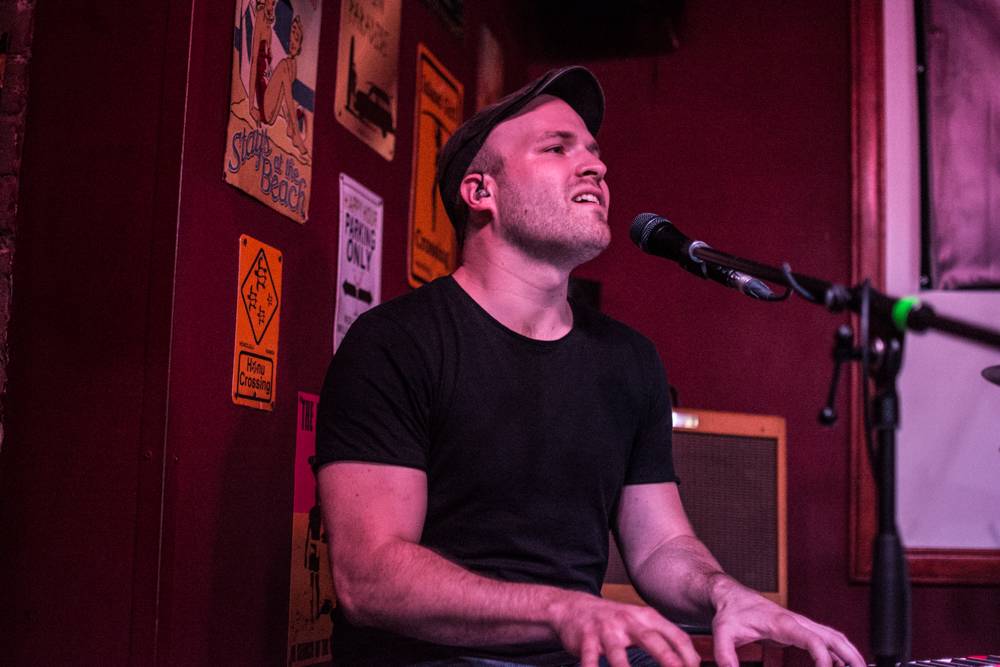 David Stypka zazpíval v pražské Aloze písně o strachu, Debbi zahrála poprvé s novou kapelou