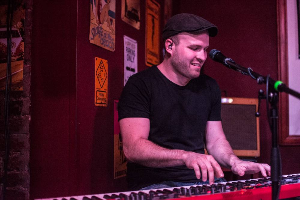 David Stypka zazpíval v pražské Aloze písně o strachu, Debbi zahrála poprvé s novou kapelou