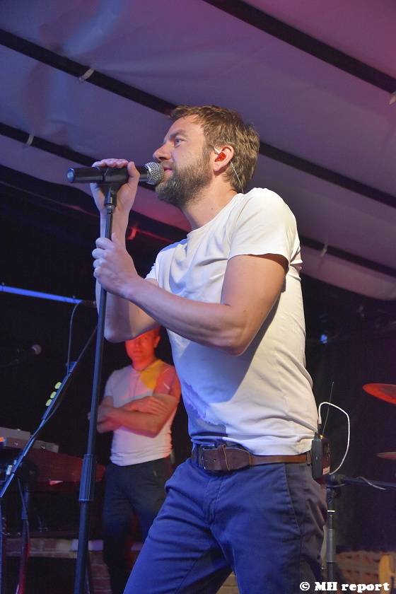 Tata Bojs hráli v plzeňském Zach's Pubu, Milan Cais se stal na chvíli pavoučím mužem