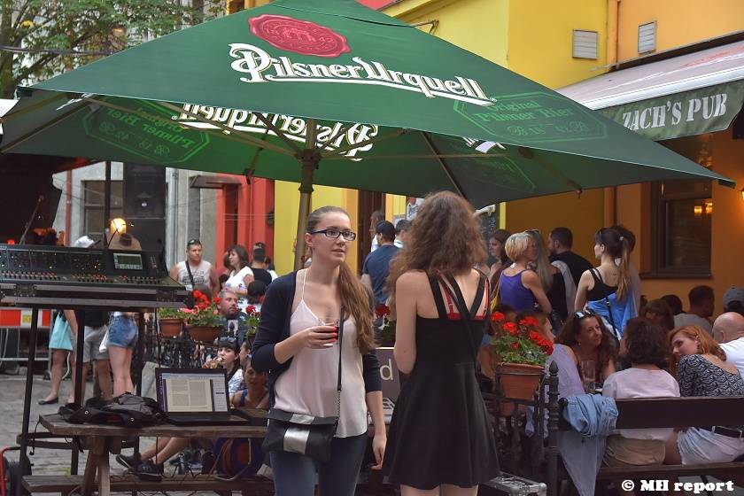 Tata Bojs hráli v plzeňském Zach's Pubu, Milan Cais se stal na chvíli pavoučím mužem