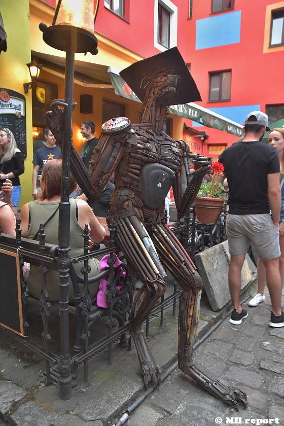 Tata Bojs hráli v plzeňském Zach's Pubu, Milan Cais se stal na chvíli pavoučím mužem