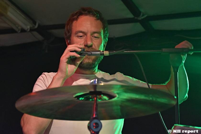 Tata Bojs hráli v plzeňském Zach's Pubu, Milan Cais se stal na chvíli pavoučím mužem