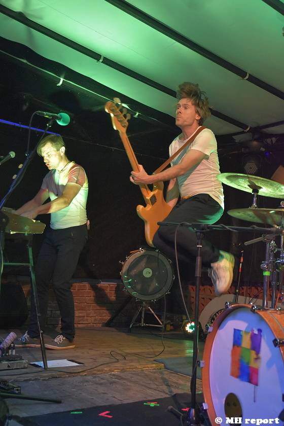 Tata Bojs hráli v plzeňském Zach's Pubu, Milan Cais se stal na chvíli pavoučím mužem