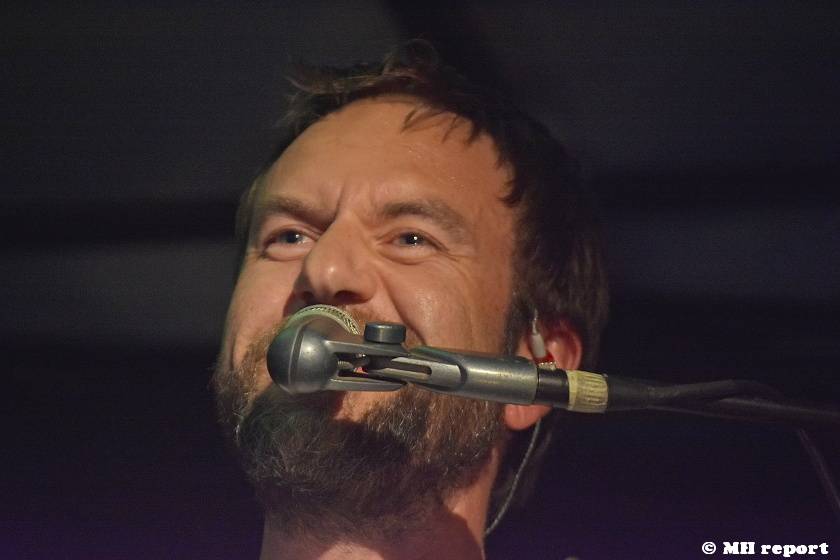 Tata Bojs hráli v plzeňském Zach's Pubu, Milan Cais se stal na chvíli pavoučím mužem