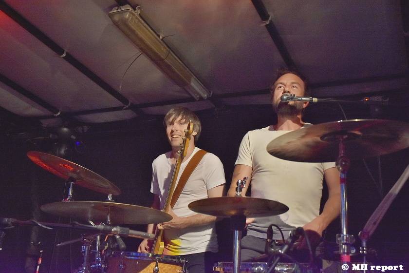 Tata Bojs hráli v plzeňském Zach's Pubu, Milan Cais se stal na chvíli pavoučím mužem